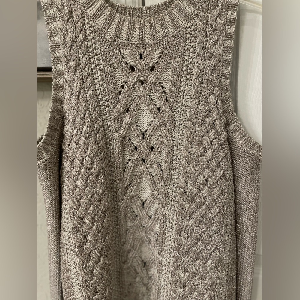 BCBG Max Azaria Women’s Cold Shoulder Metallic Cable Knit L/S Sweater-XS-EUC - Picture 3 of 16
